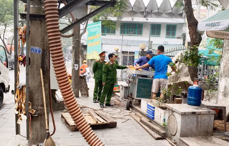 Hà Nội: Quyết liệt xử lý vi phạm, &nbsp;giành lại vỉa hè cho người đi bộ -0