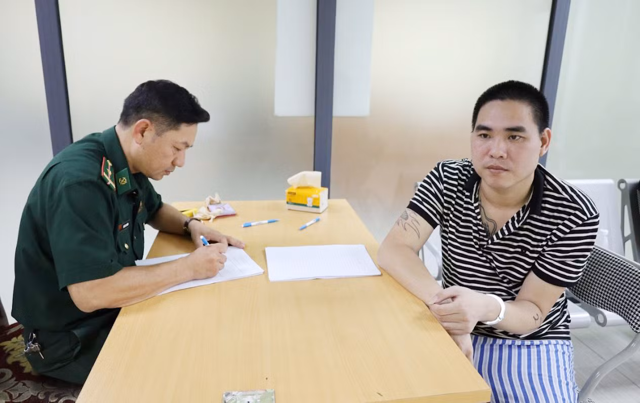 Phát hiện 3 đối tượng truy nã khi tiếp nhận công dân xuất cảnh trái phép -0