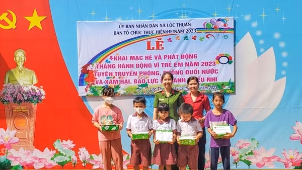 Phụ nữ Công an vùng cao làm theo lời Bác