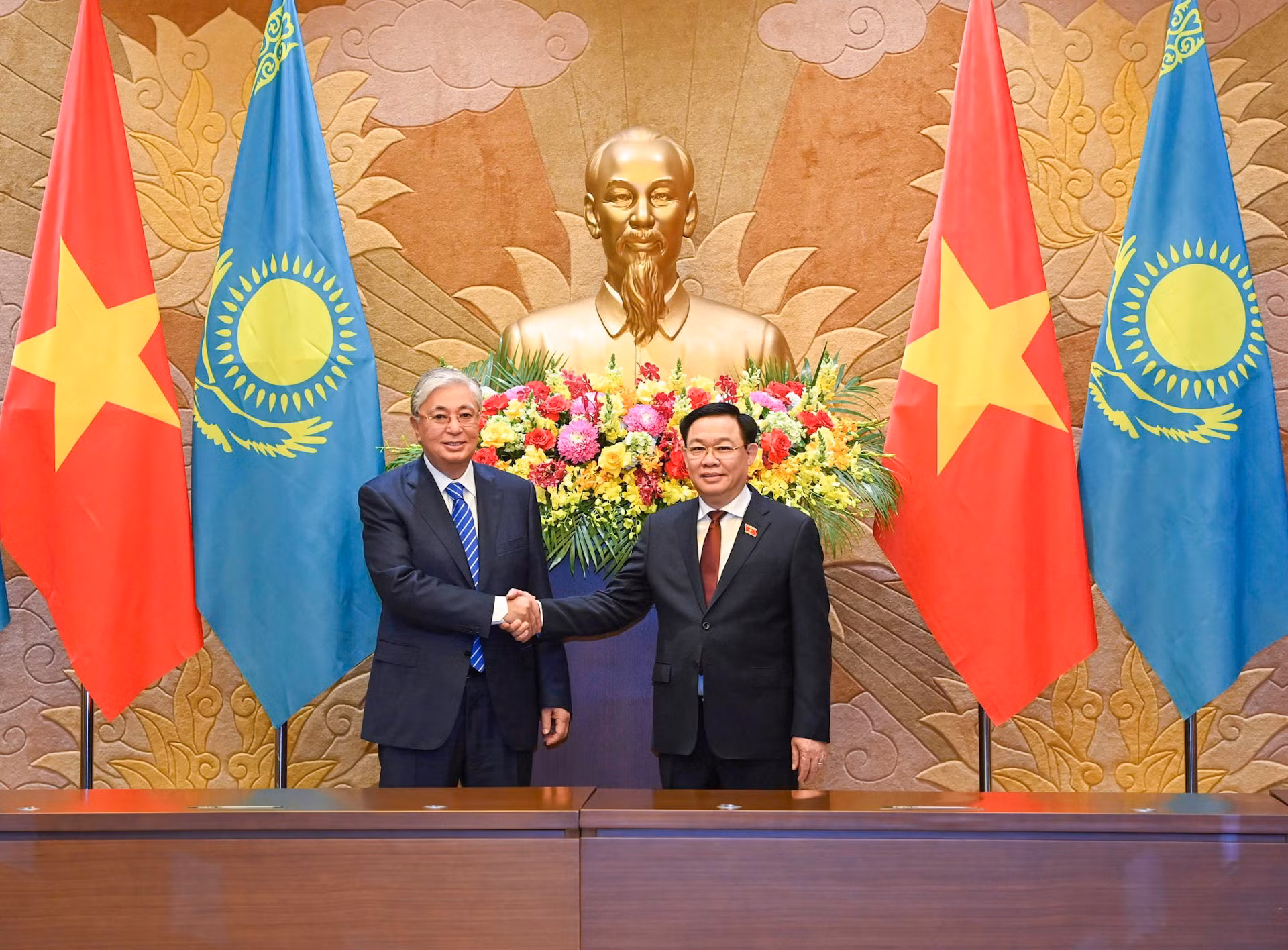 Chủ tịch Quốc hội Vương Đình Huệ hội kiến Tổng thống Cộng hòa Kazakhstan -0