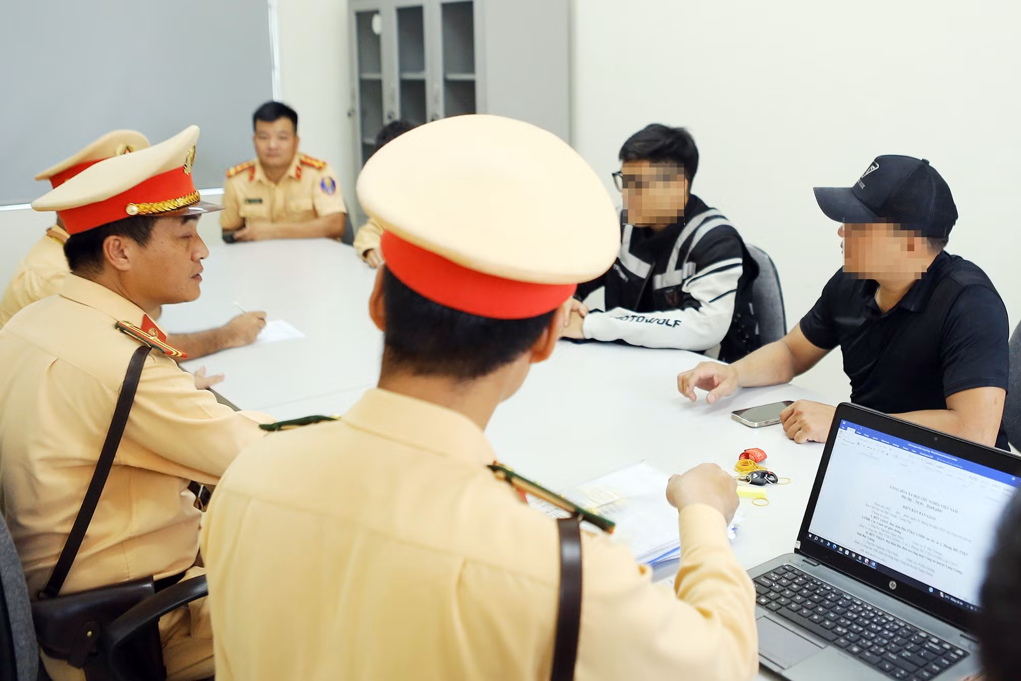 Điều khiển trái phép mô tô phân khối lớn vào cao tốc tông CSGT rồi bỏ chạy ảnh 3 a371c8bd4a3f9861c12e.jpg -0