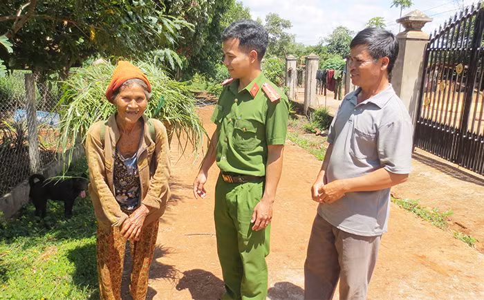 Những người con của buôn làng -0