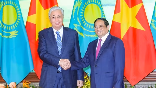 Thủ tướng Phạm Minh Chính tiếp Tổng thống Kazakhstan