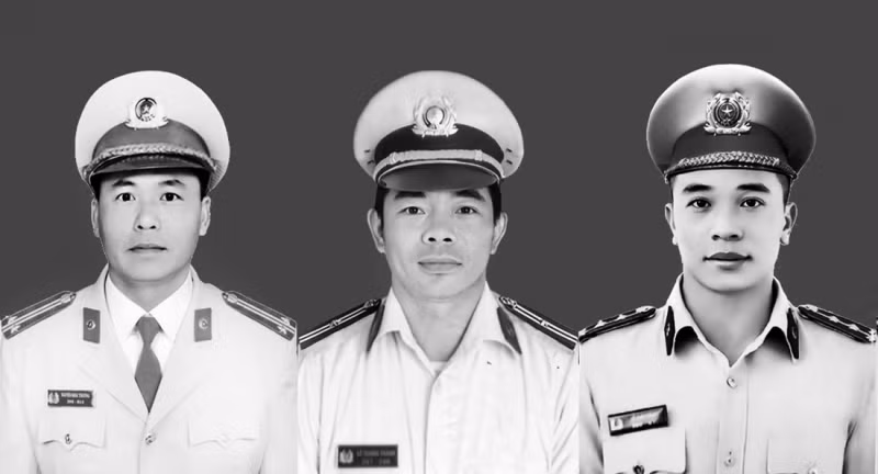 Những bó hoa dưới chân tượng đài -0