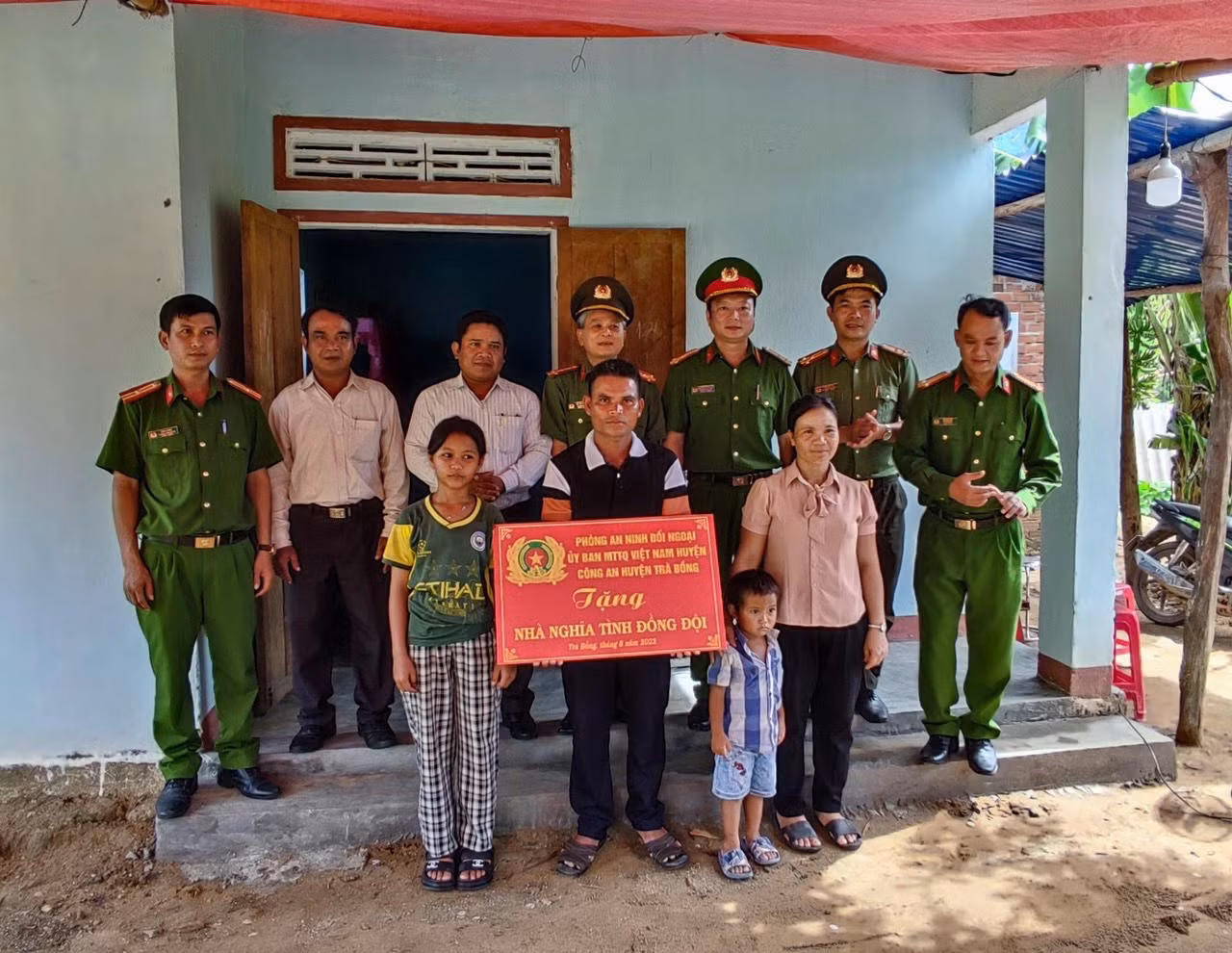 Bàn giao nhà “Nghĩa tình đồng đội” -0