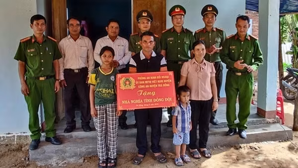 Trao nhà “Nghĩa tình đồng đội” tặng cán bộ Công an xã