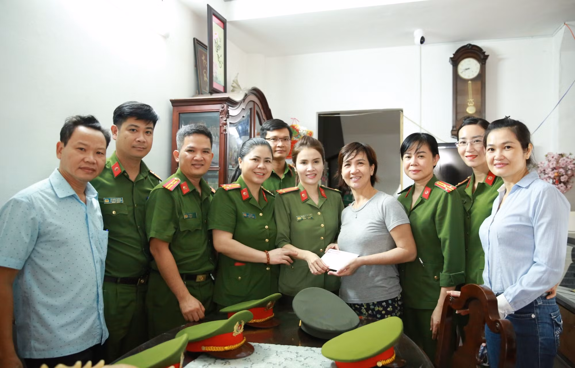 Thăm hỏi, tặng quà gia đình cán bộ, chiến sĩ hy sinh, tử vong trong đợt phòng, chống dịch -0