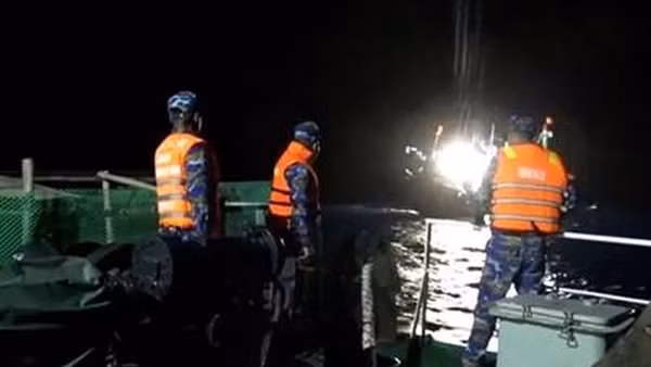 Cứu hộ 13 ngư dân cùng tàu cá trôi dạt trên vùng biển Trường Sa