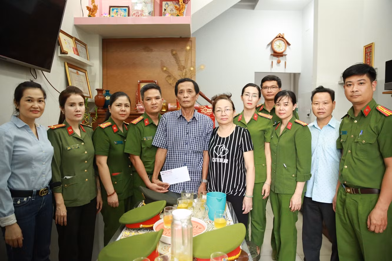 Thăm hỏi, tặng quà gia đình cán bộ, chiến sĩ hy sinh, tử vong trong đợt phòng, chống dịch -0
