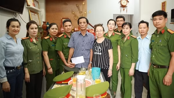 Tặng quà gia đình CBCS hy sinh, tử vong trong phòng, chống dịch COVID-19