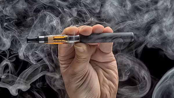Nam thanh niên 19 tuổi bị viêm ngoài màng tim do hút thuốc lá điện tử
