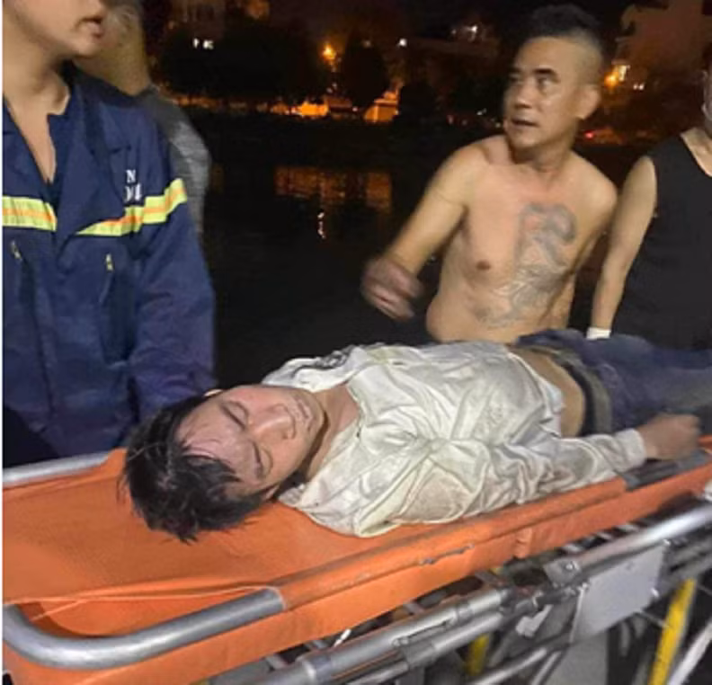 Kịp thời cứu người đàn ông say rượu nhảy cầu tự vẫn -0