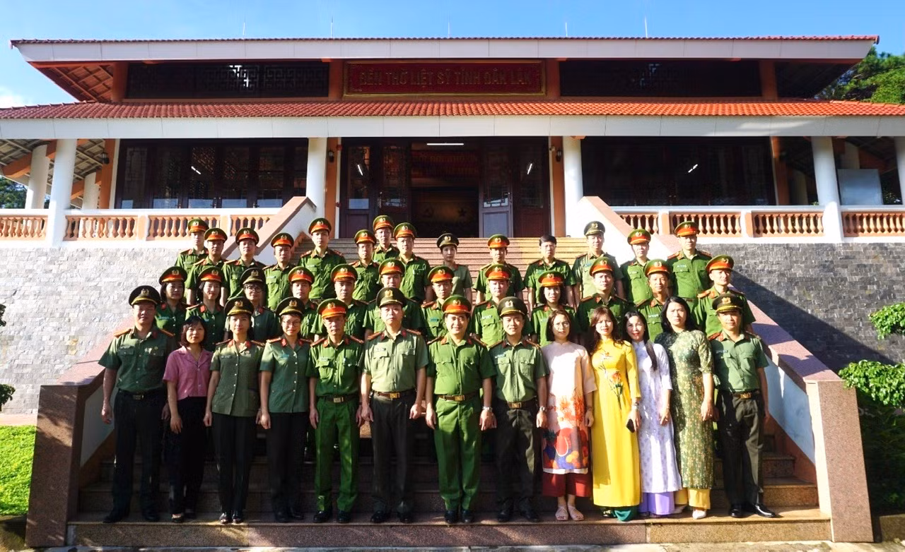 Công an quận Bắc Từ Liêm báo công với Bác và tưởng niệm các Anh hùng liệt sĩ tại Tây Nguyên -0