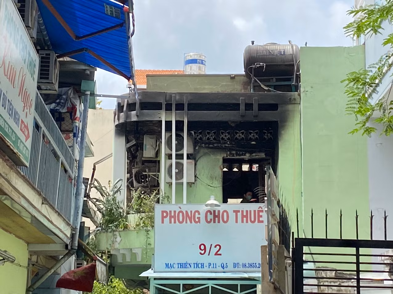 Hai cô gái trẻ tử vong trong nhà vệ sinh lúc đám cháy bùng phát -0