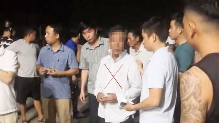 Công an xác minh bé gái 7 tuổi bị người đàn ông đi trong đêm -0