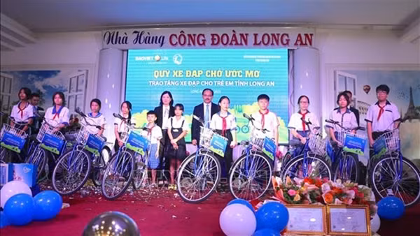 Tặng xe đạp cho trẻ em có hoàn cảnh khó khăn