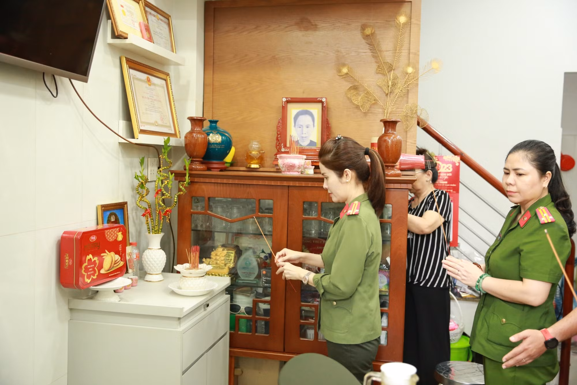 Thăm hỏi, tặng quà gia đình cán bộ, chiến sĩ hy sinh, tử vong trong đợt phòng, chống dịch -0