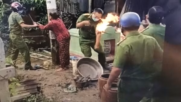Hai mẹ con phóng hỏa đốt lực lượng làm nhiệm vụ