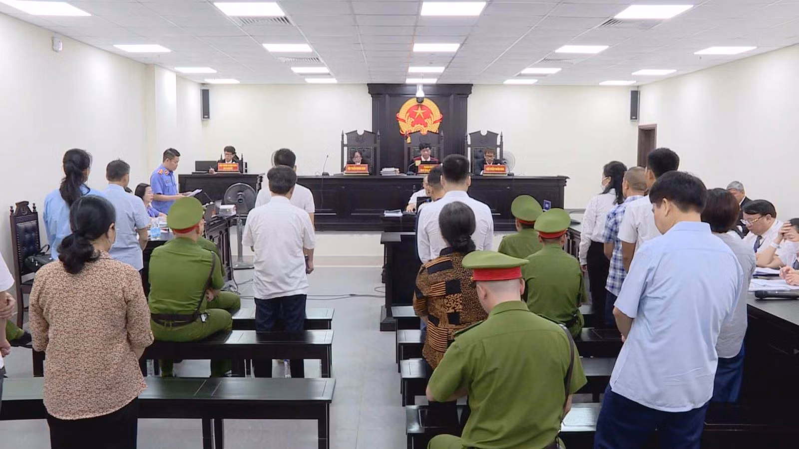 Cựu Chủ tịch TP Hà Nội Nguyễn Đức Chung bị đề nghị từ 2-3 năm tù trong vụ nâng giá cây xanh -0
