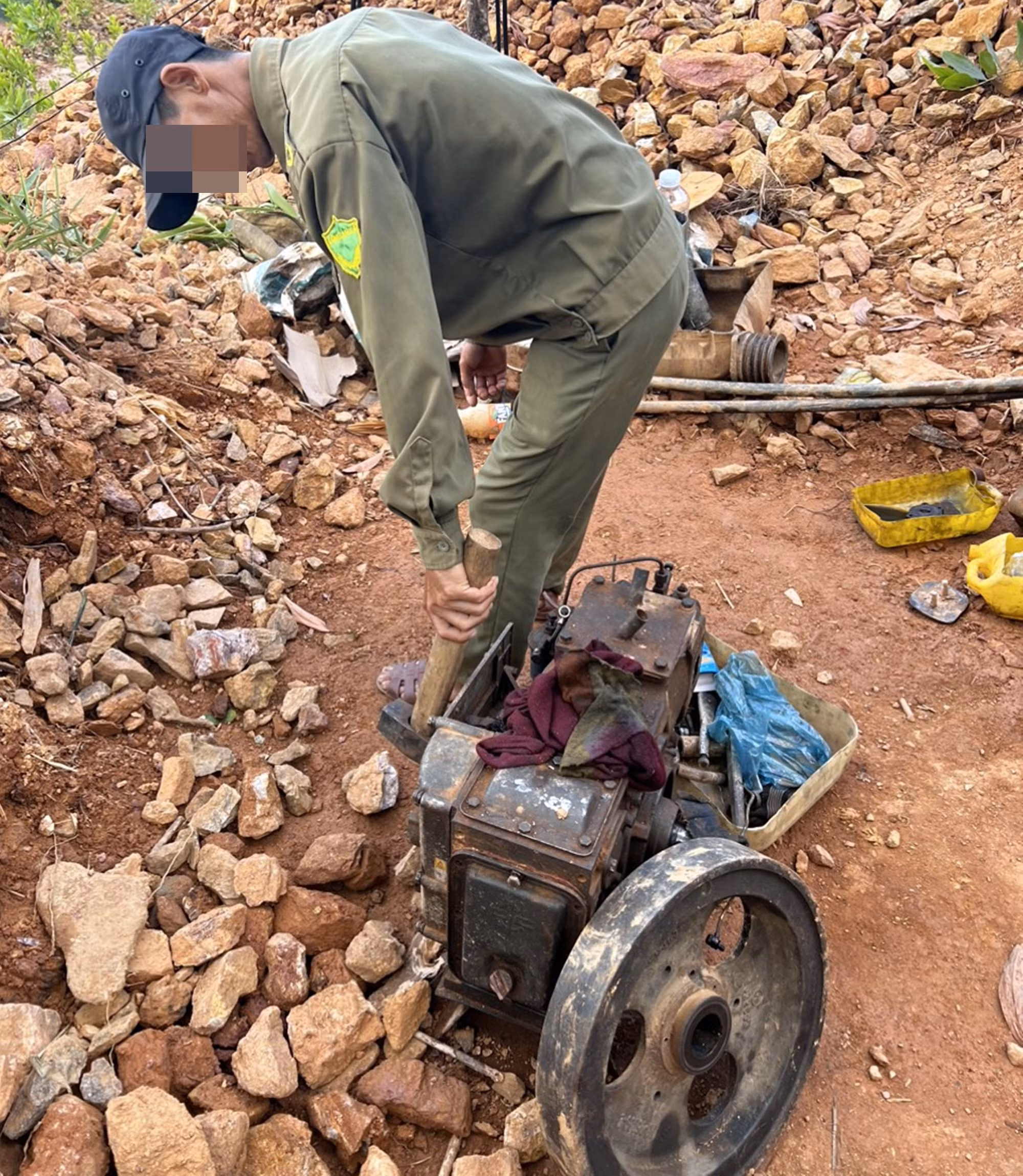 Tăng cường truy quét “vàng tặc” trong quá trình thi công đóng cửa mỏ vàng Bồng Miêu -0