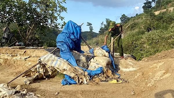 Trấn áp mạnh “vàng tặc” trong quá trình đóng cửa mỏ vàng Bồng Miêu