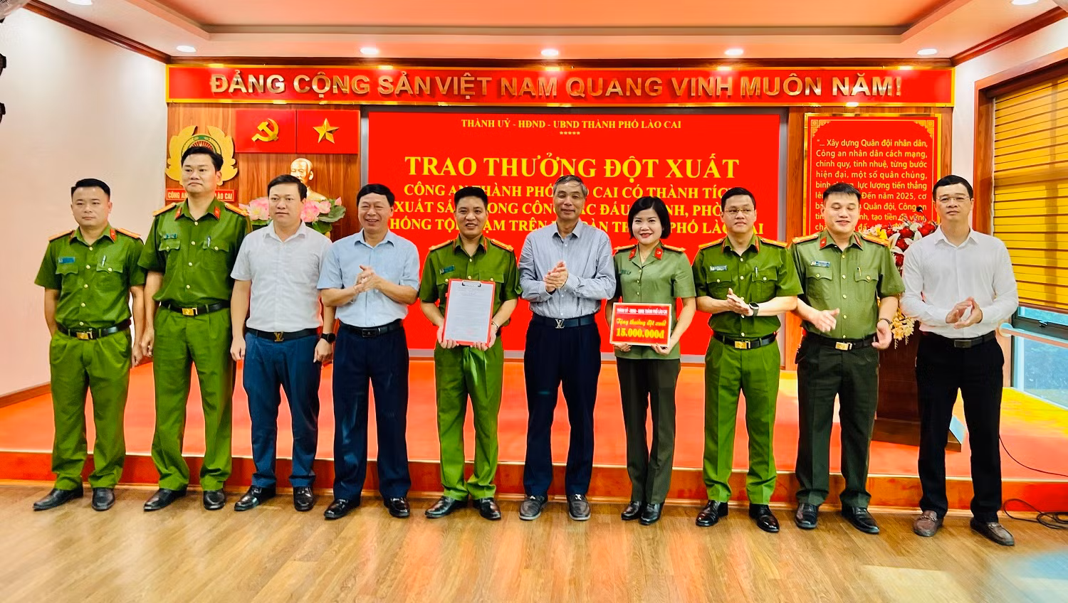 Phá 2 vụ án trong 1 ngày, Công an thành phố Lào Cai được khen thưởng đột xuất -0