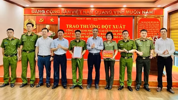 Khen thưởng đột xuất Công an TP Lào Cai
