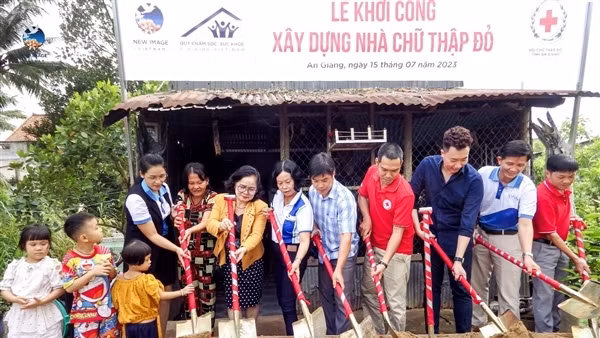 Trao tặng 6 căn nhà tình nghĩa cho các hộ nghèo