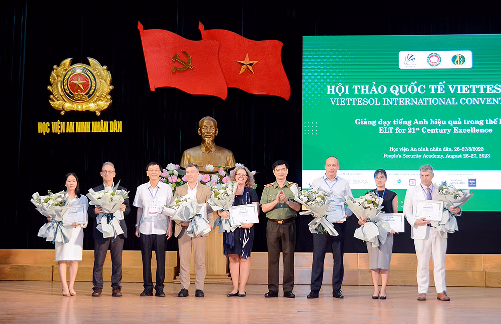Nâng cao chất lượng đào tạo tiếng Anh, đáp ứng yêu cầu làm việc trong môi trường quốc tế -0