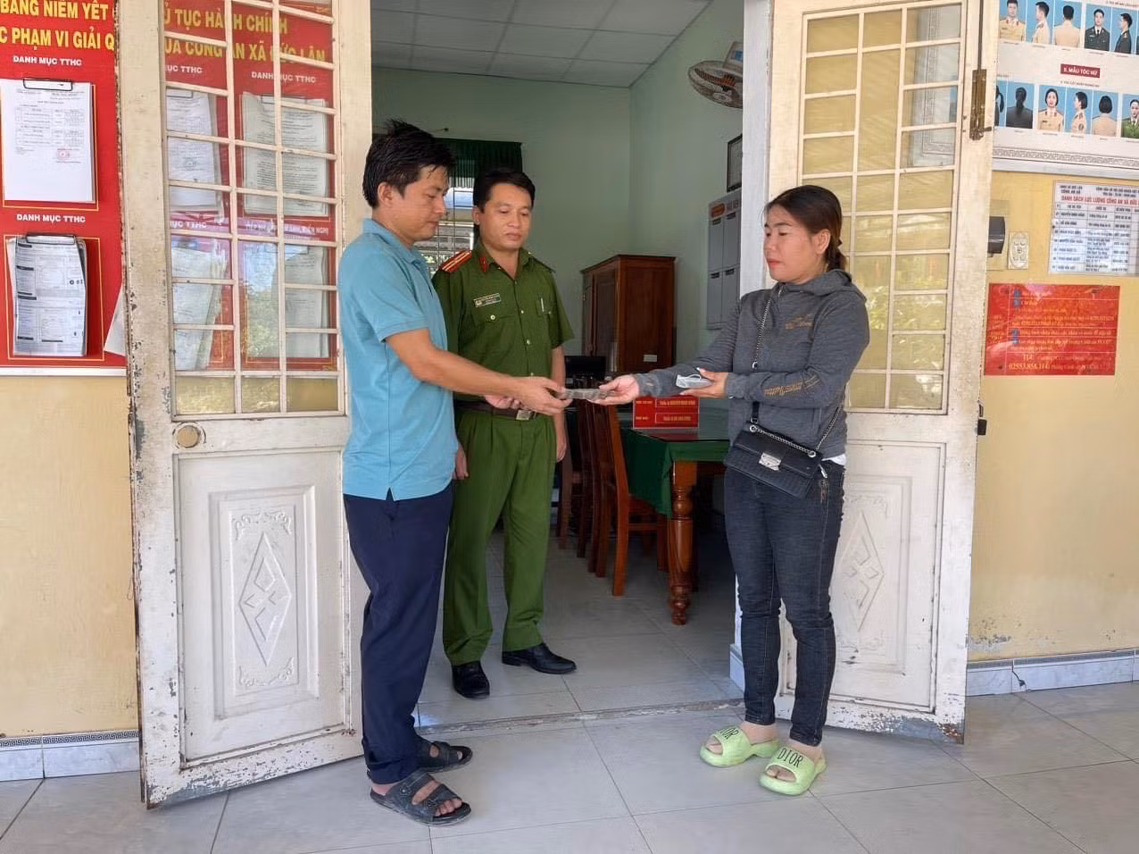 Không tham khi nhặt được số tiền gần 26 triệu đồng -0