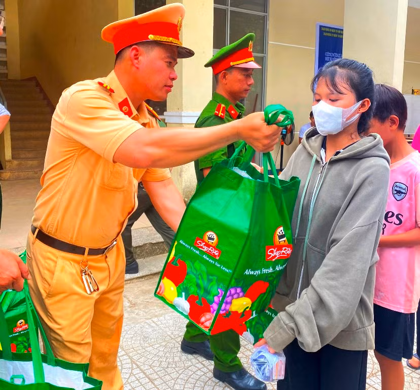 Tuổi trẻ Cục Cảnh sát giao thông-Bộ Công an và Công an TP Đà Nẵng hỗ trợ đồng bào vùng cao Đà Nẵng xây dựng nông thôn mới -0