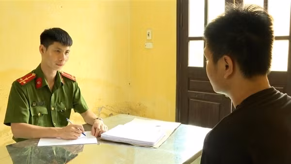 Nhắn tin hẹn con trai chủ nhà ra ngoài để đồng bọn phá két sắt