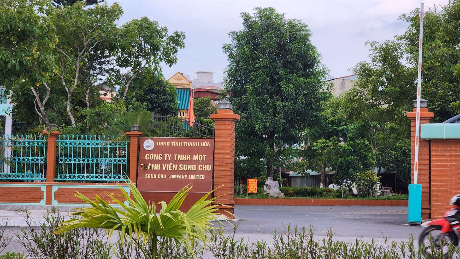 “Một người làm quan cả họ được nhờ” -0
