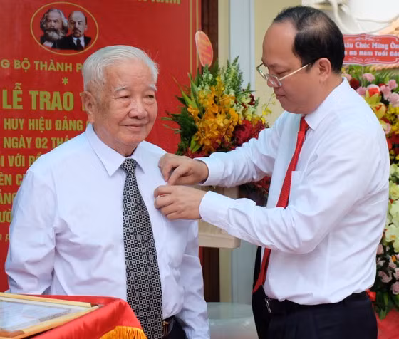 Trung tướng Võ Thái Hòa vinh dự nhận huy hiệu 65 năm tuổi Đảng -0