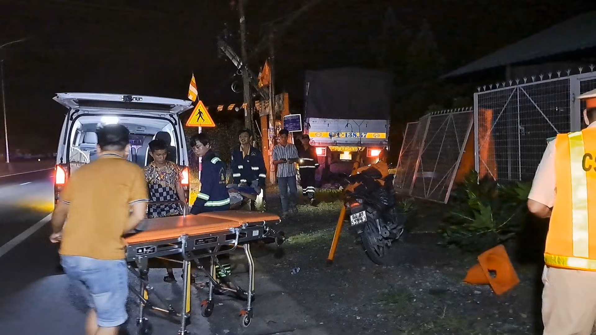 Xe tải tông gãy trụ điện, tài xế tử vong trong ca-bin -1