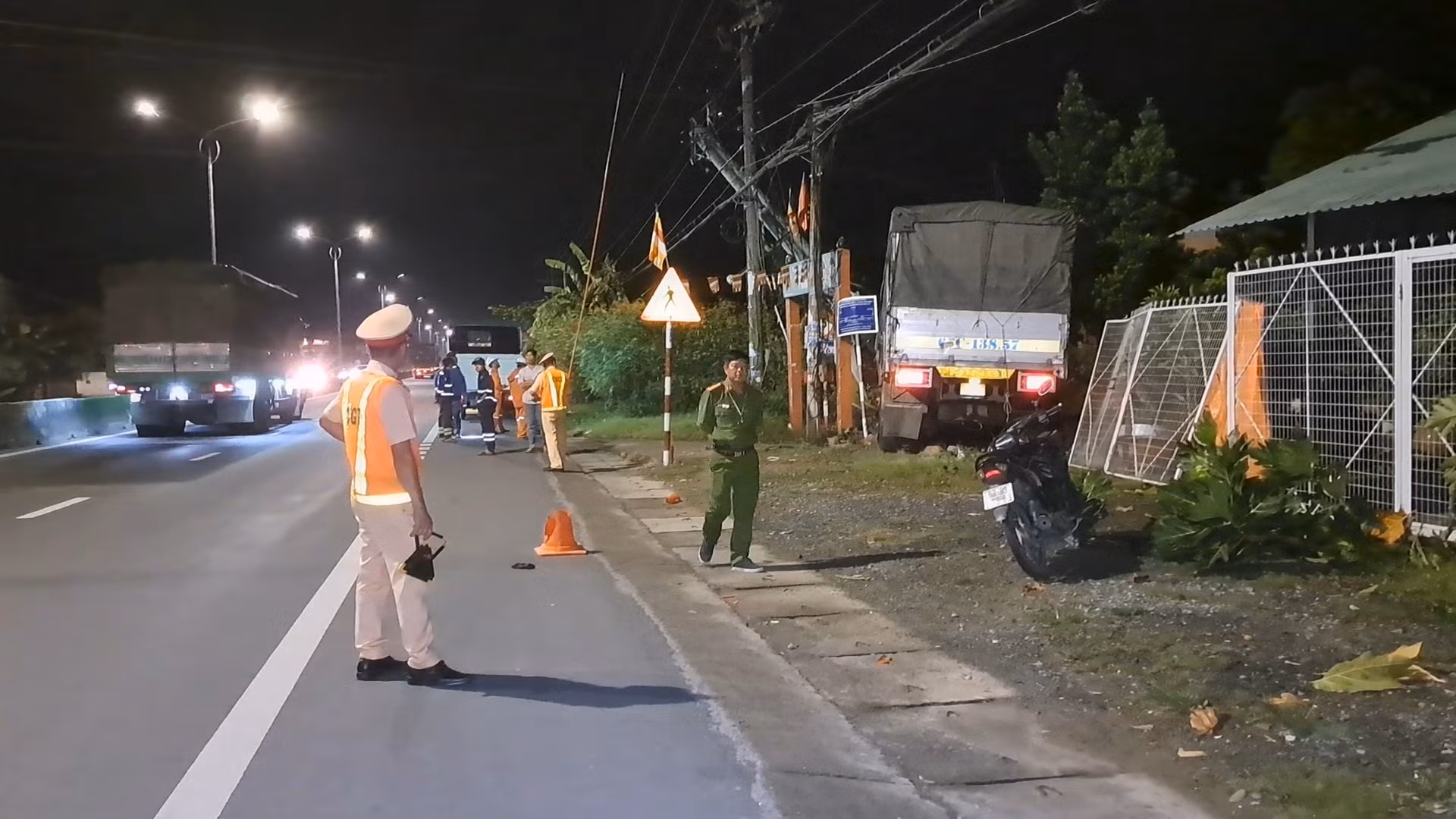 Xe tải tông gãy trụ điện, tài xế tử vong trong ca-bin -0