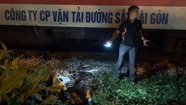 Tàu hỏa nghiền nát xe máy, hai người thương vong