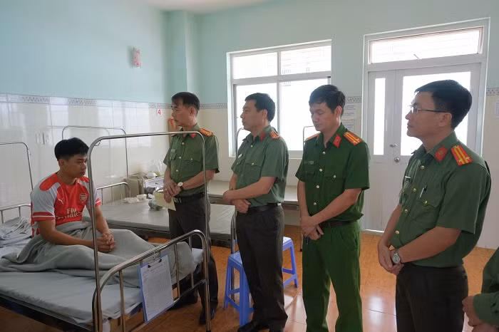 Con nghiện hung hãn xông vào trụ sở chém cán bộ Công an -0