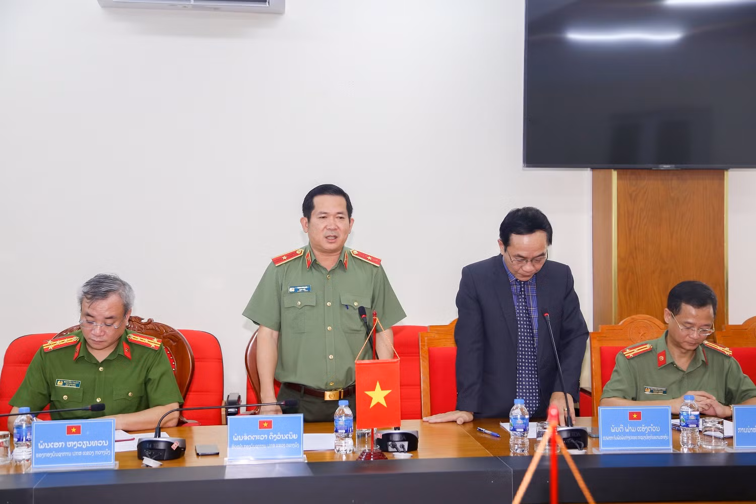 đồng chí thiếu tướng đinh văn nơi - giám đốc công an tỉnh phát biểu tại hội đàm.jpg -0