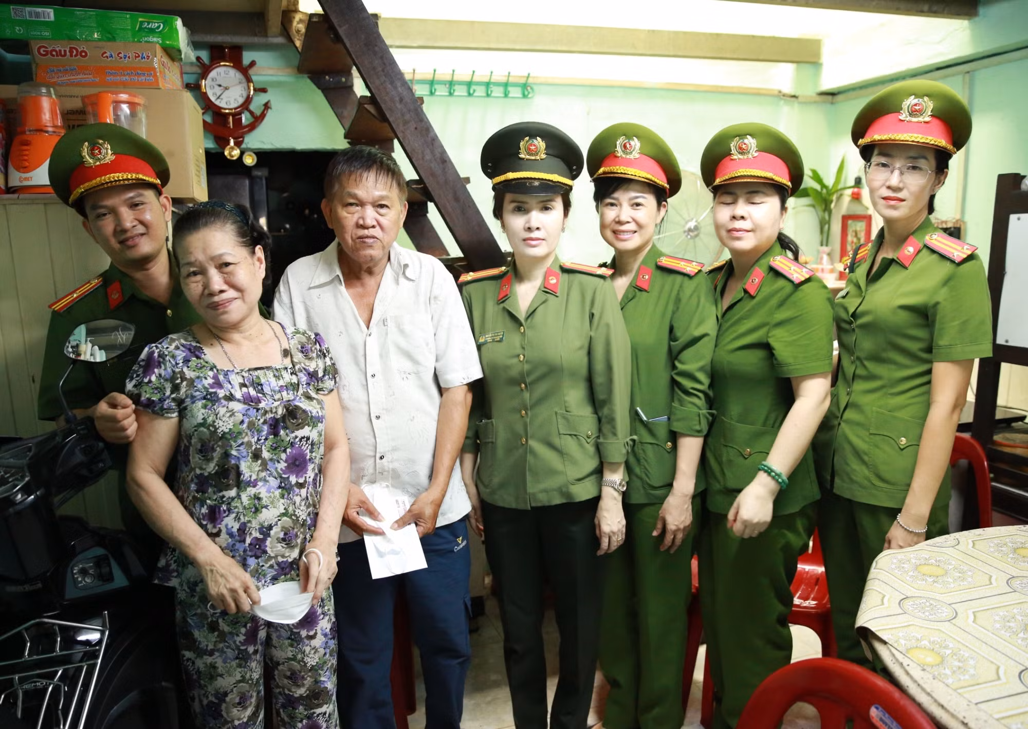 Thăm hỏi, tặng quà gia đình cán bộ, chiến sĩ hy sinh, tử vong trong đợt phòng, chống dịch -0