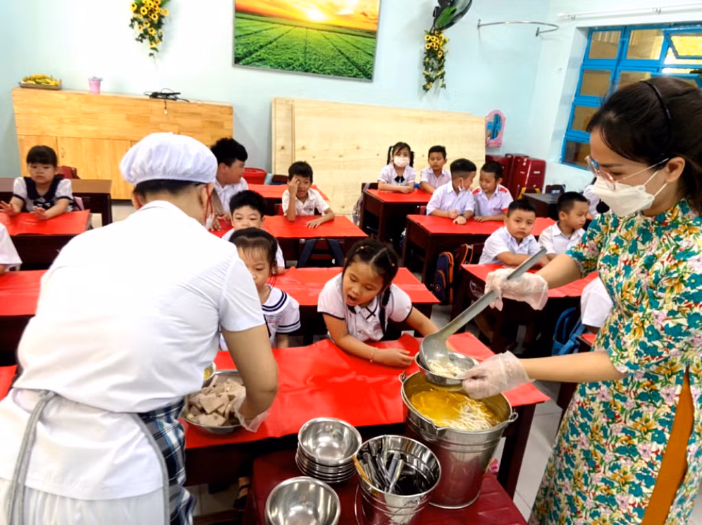 Phụ huynh lo lắng khi các trường tiểu học “khoán trắng” tổ chức bữa ăn bán trú cho doanh nghiệp -0