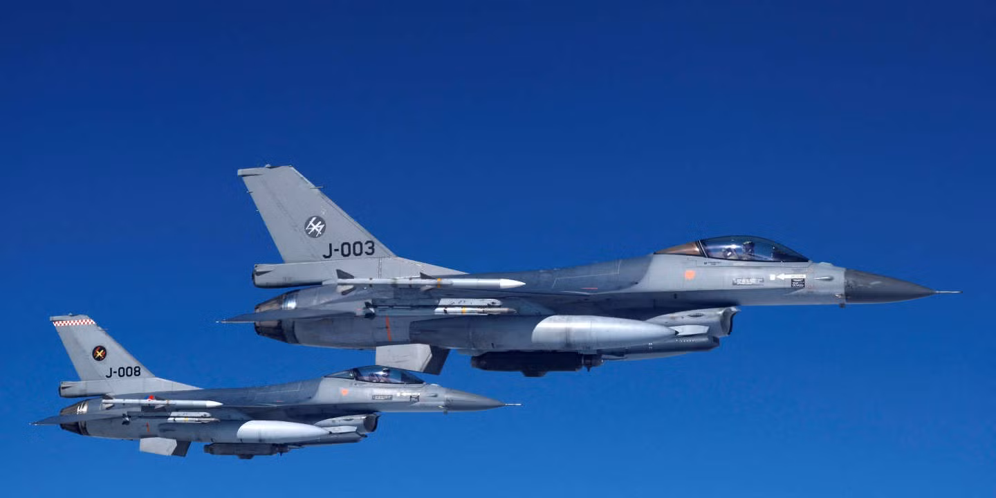 Lính Ukraine cùng lúc học lái tiêm kích F-16 Mỹ và Gripen Thụy Điển -0