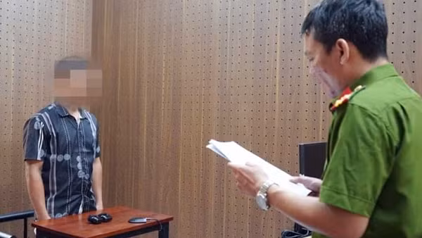 Cha dượng hiếp dâm con riêng dưới 16 tuổi của vợ