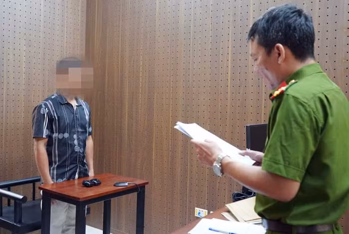 Khởi tố bị can “Hiếp dâm người dưới 16 tuổi” -0