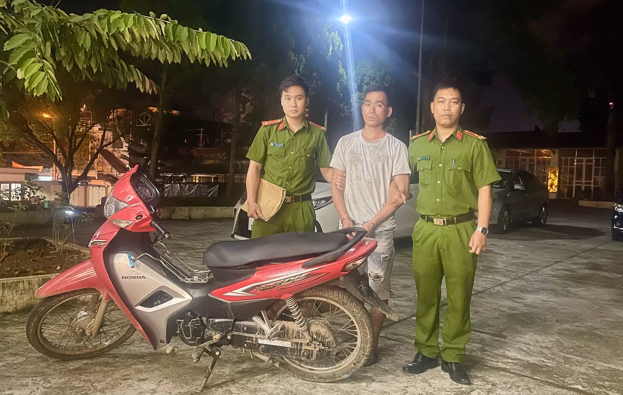 Tên cướp xe ôm sa lưới sau 2 giờ gây án -0