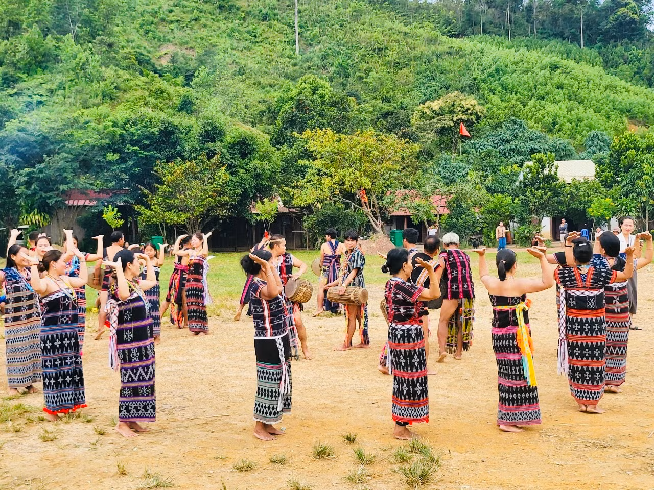 Nơi lưu giữ hồn văn hóa Cơ Tu -0