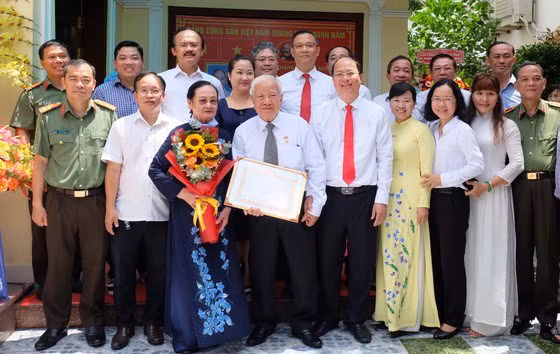 Trung tướng Võ Thái Hòa vinh dự nhận huy hiệu 65 năm tuổi Đảng -0