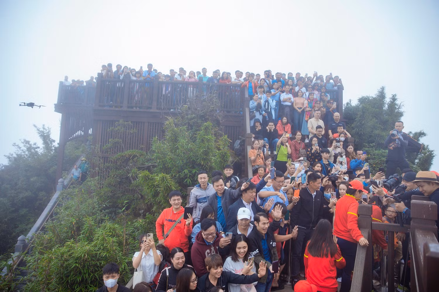 Đội tuyển nữ Việt Nam rước đuốc, thượng cờ trên đỉnh Fansipan -0