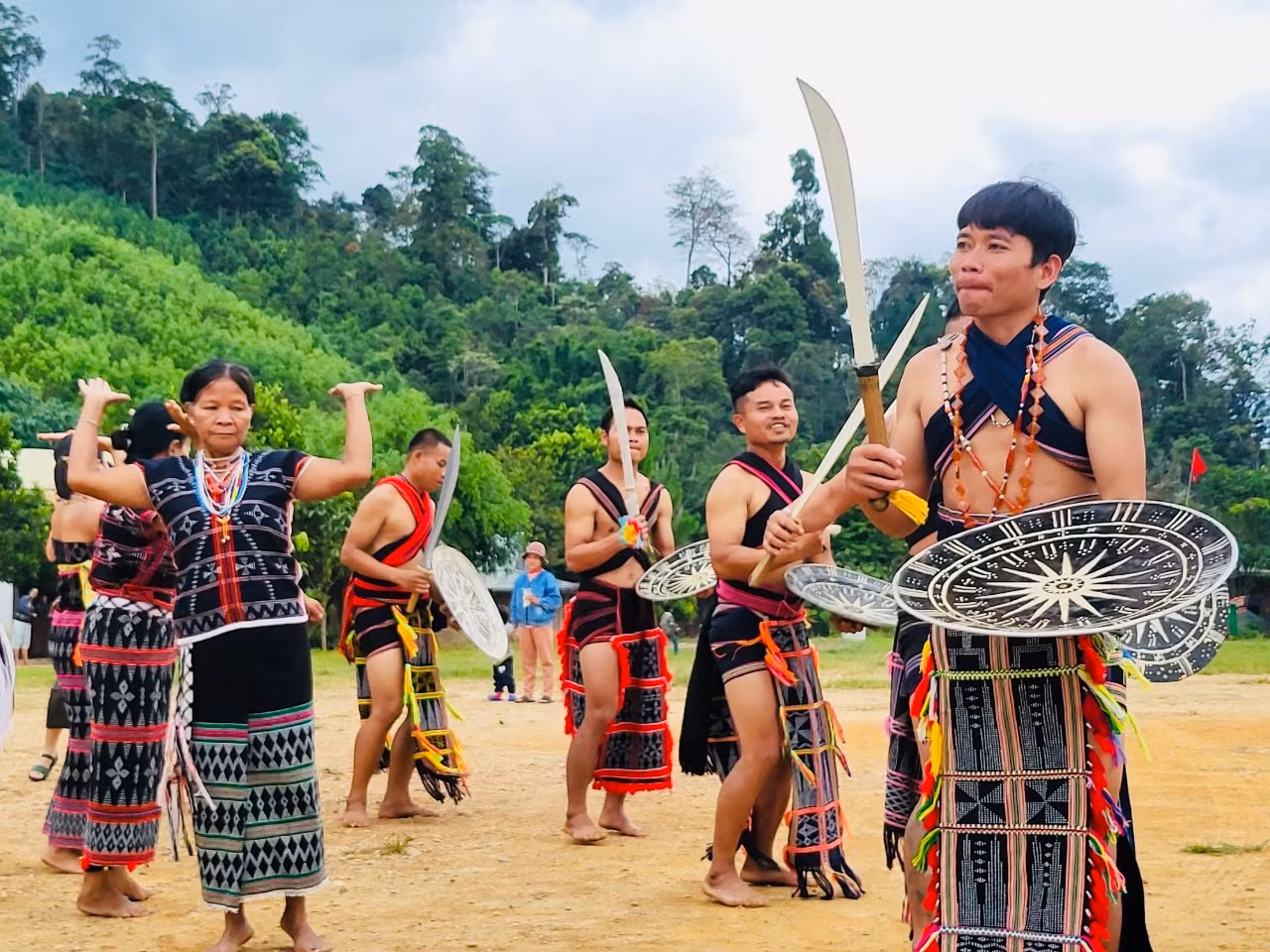 Nơi lưu giữ hồn văn hóa Cơ Tu -1