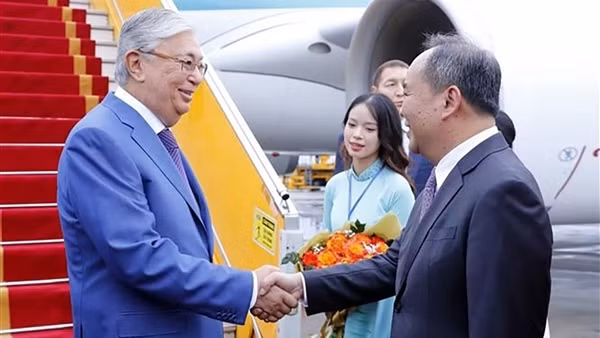 Tổng thống CH Kazakhstan đến Hà Nội, bắt đầu thăm chính thức Việt Nam